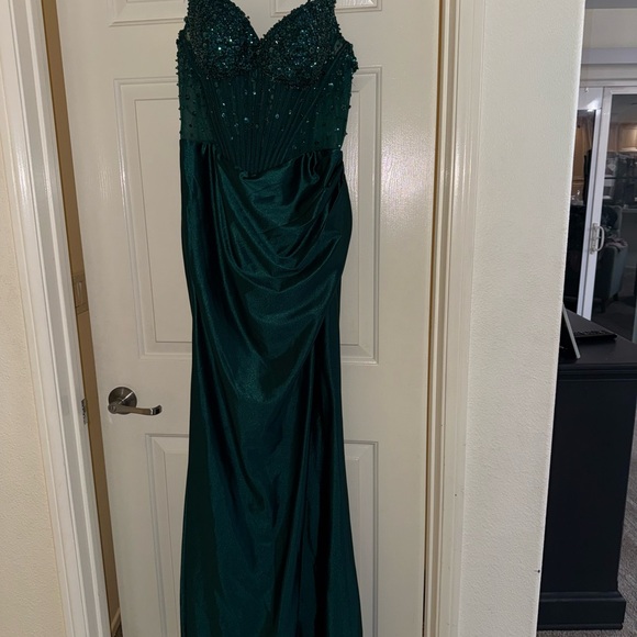 Elegant Green Evening Dress - Picture 2 of 4